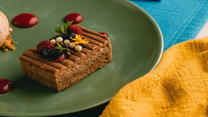 Làm thế nào để đặt bàn tại nhà hàng Red Rum?